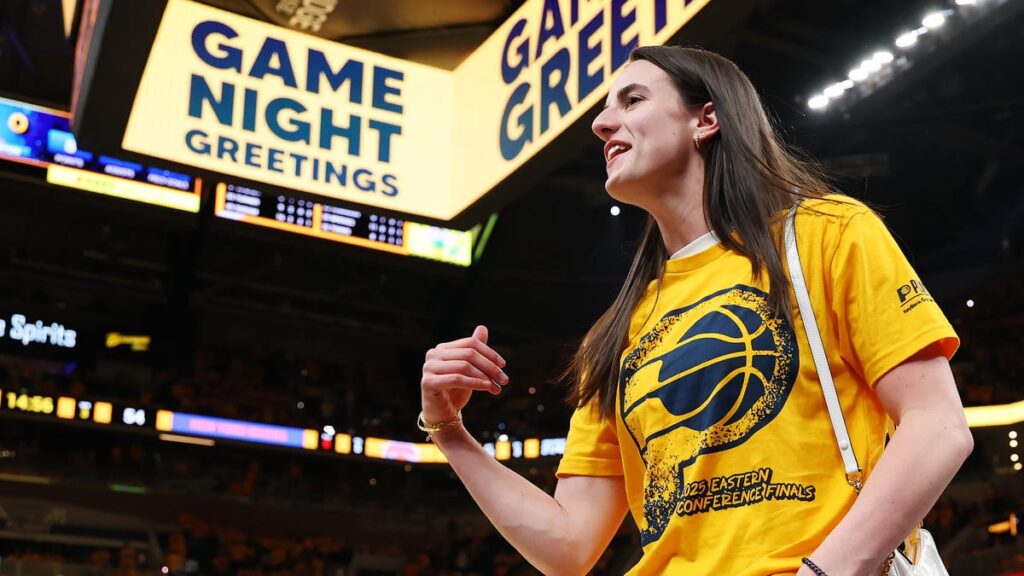 Caitlin Clark taunts Jalen Brunson while rooting on Pacers
