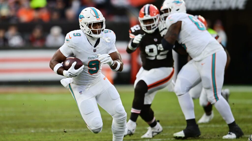 Dolphins, Mike McDaniel feel TE Jonnu Smith ‘wants to be here’