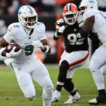 Dolphins, Mike McDaniel feel TE Jonnu Smith ‘wants to be here’