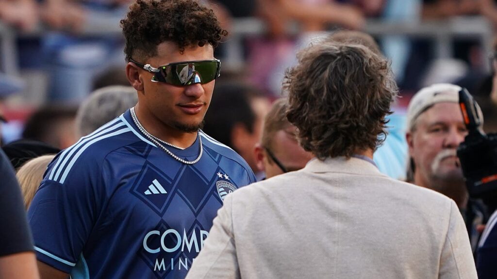 Lionel Messi, Patrick Mahomes conduct legendary jersey swap