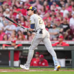 Christian Yelich’s homer powers Brewers to 8th straight win, beating Reds 3-2